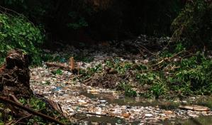 Basura y descuido rodean la zona donde fue hallado el cuerpo de la niña arrastrada por una cañada