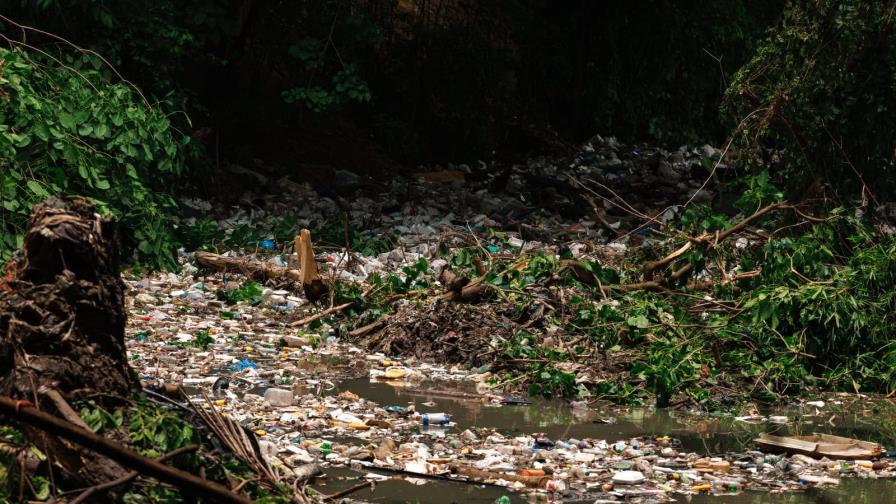 Basura y descuido rodean la zona donde fue hallado el cuerpo de la niña arrastrada por una cañada Basura y descuido rodean la zona donde fue hallado el cuerpo de la niña arrastrada por una cañada
