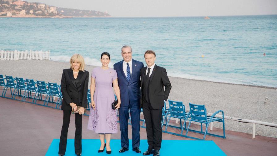 Abinader y primera dama son recibidos por el presidente Macron y su esposa en cena de gala