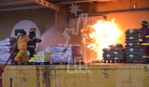 Utilizan un dron para sofocar el incendio que afecta al Merca Santo Domingo