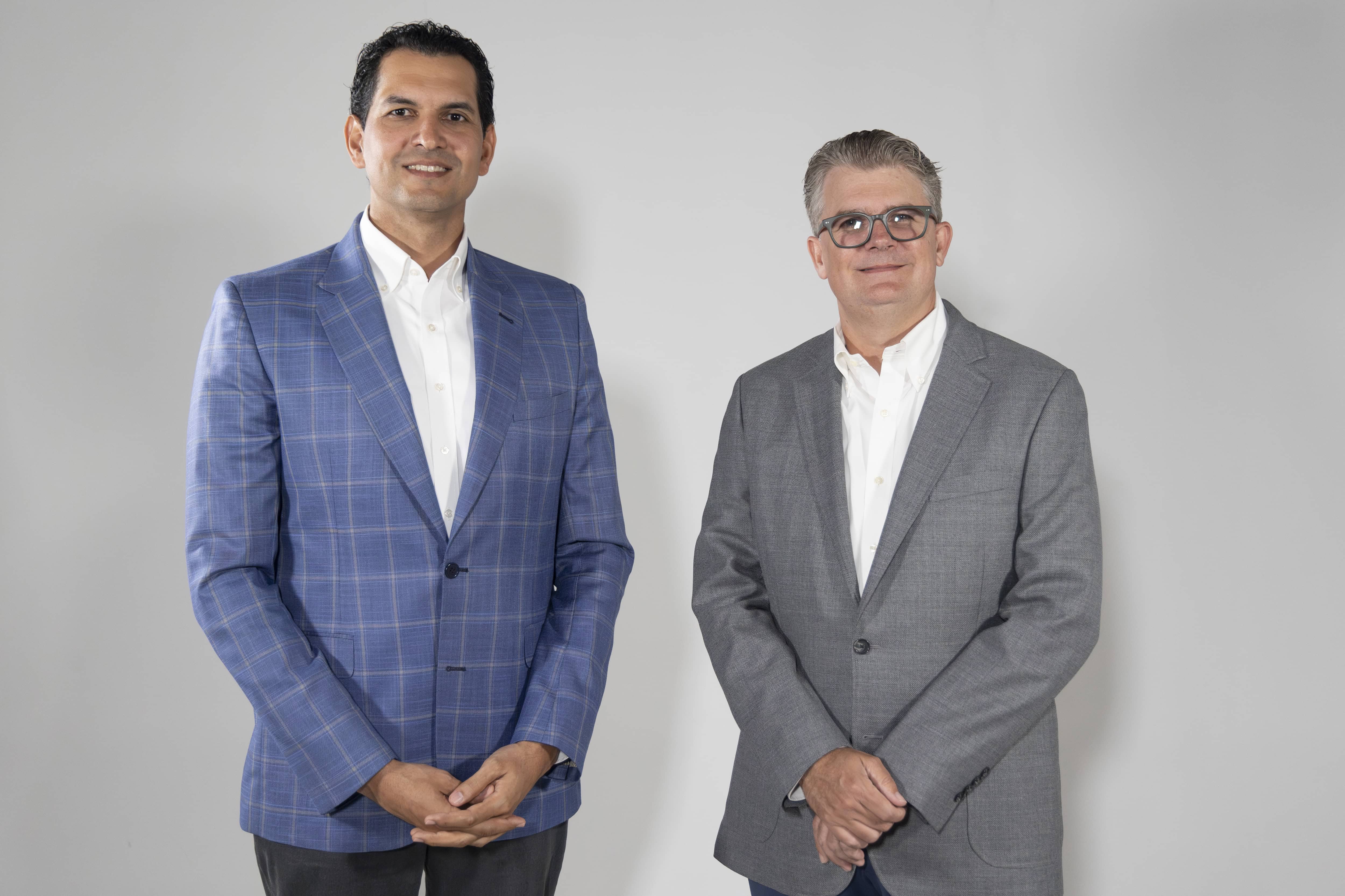 Fernando Ruiz, vicepresidente de Área Líder de Negocios, y Arturo Grullón, vicepresidente ejecutivo y gerente general de Qik Banco Digital Dominicano.