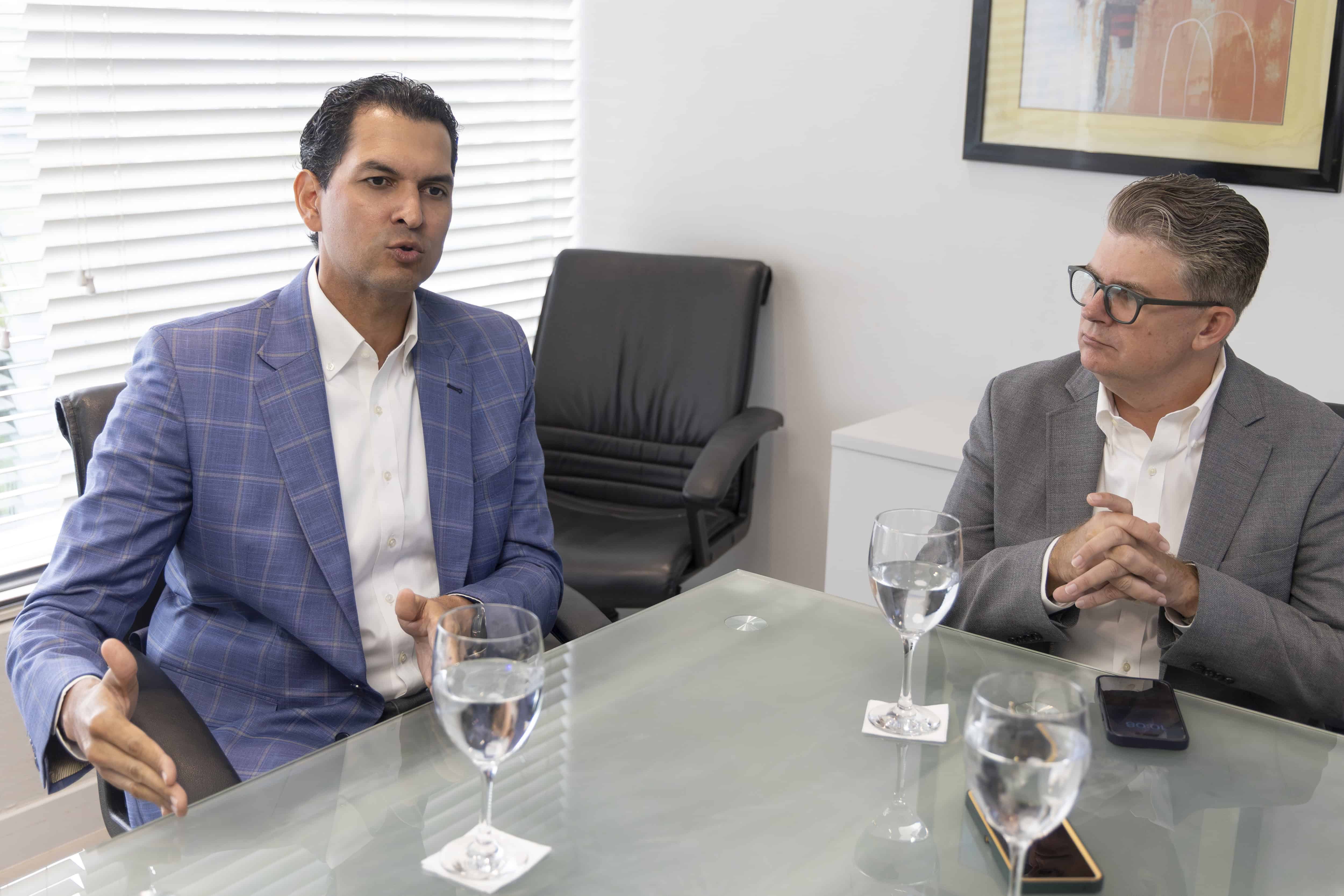 Fernando Ruiz, vicepresidente de Área Líder de Negocios, y Arturo Grullón, vicepresidente ejecutivo y gerente general de Qik Banco Digital Dominicano.