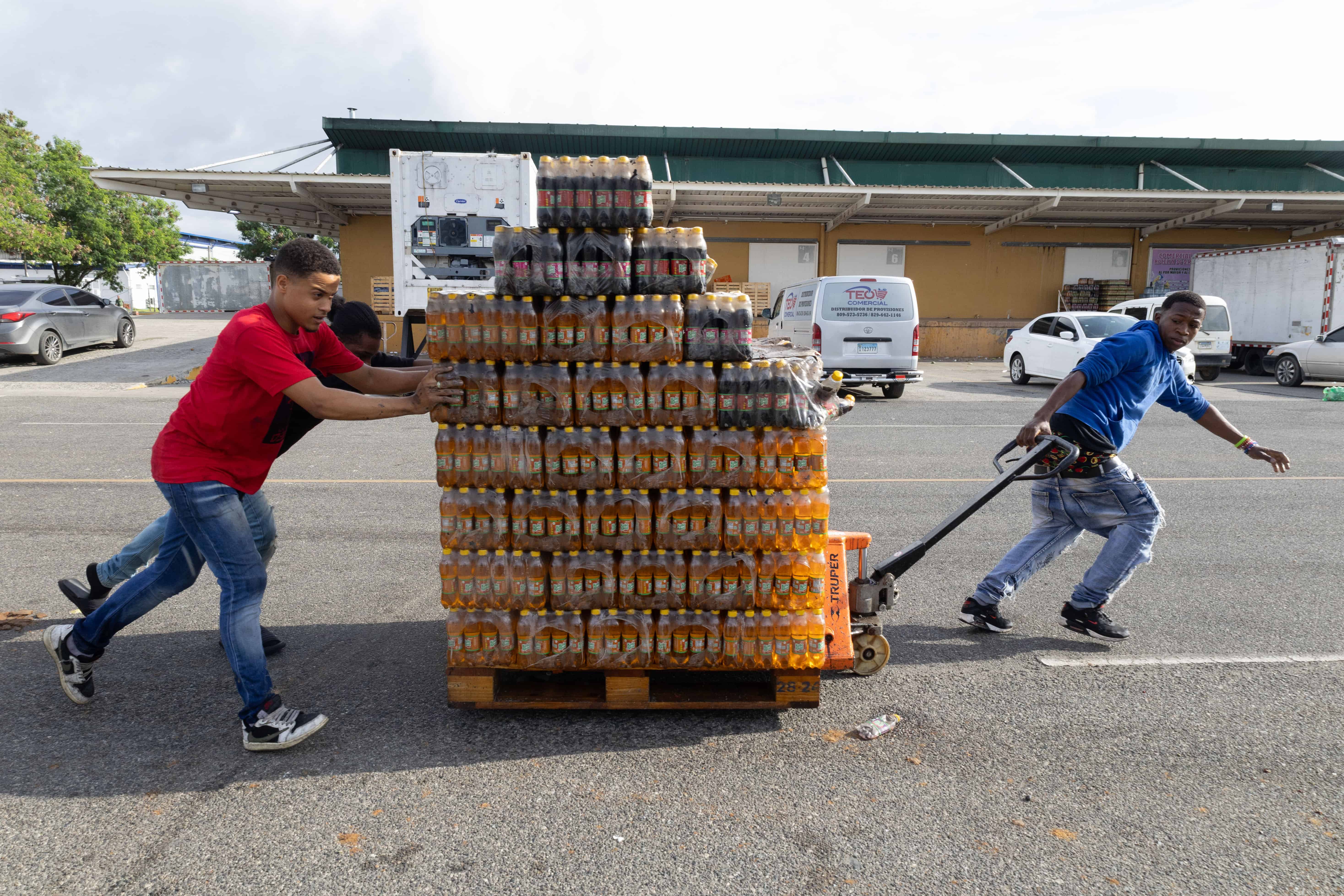 Algunas personas sacaron productos que no se llegaron a quemar 