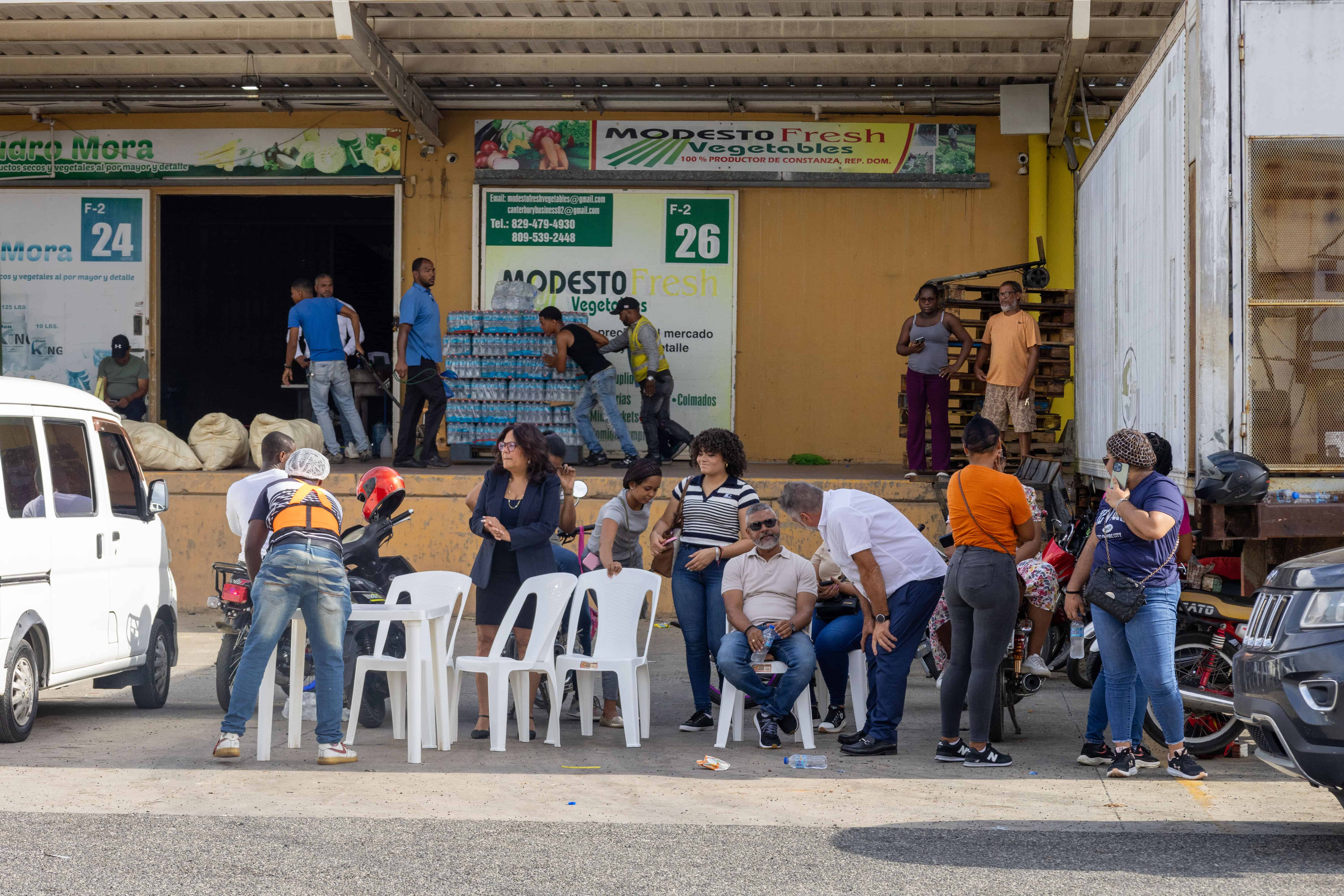 Empleados de algunos de los negocios quemados.