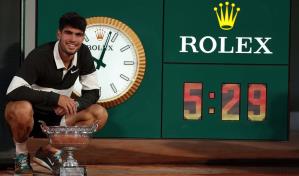 Carlos Alcaraz gana a Sinner para mantener su fortín de Roland Garros