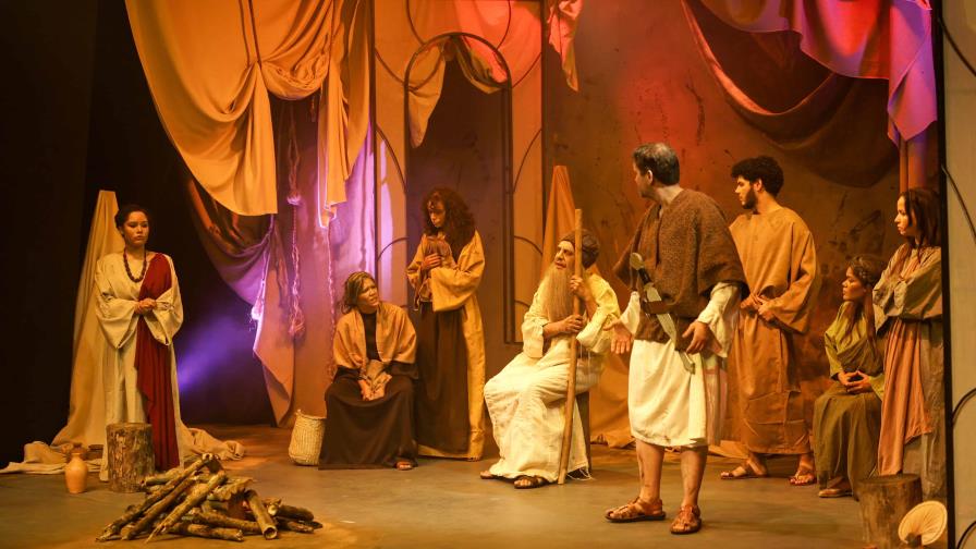 Francis Fanini y Vivian Fatule protagonizan la impactante obra Perseguidos en el Teatro Nacional Francis Fanini y Vivian Fatule protagonizan la impactante obra Perseguidos en el Teatro Nacional