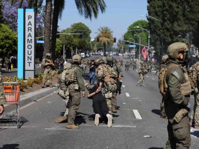 Los Angeles. Gobernador de California arenga a los manifestantes
