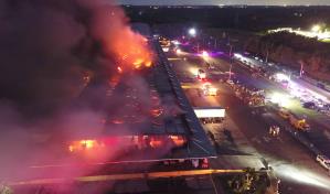 21 unidades de bomberos del Gran Santo Domingo, Haina y San Cristóbal combaten incendio en el Merca 21 unidades de bomberos del Gran Santo Domingo, Haina y San Cristóbal combaten incendio en el Merca
