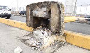 Tráfico detenido sobre el puente de la 17 tras caída de postes de alumbrado Tráfico detenido sobre el puente de la 17 tras caída de postes de alumbrado