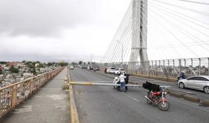 Colapso de postes reactiva las alarmas por deterioro del puente de la 17