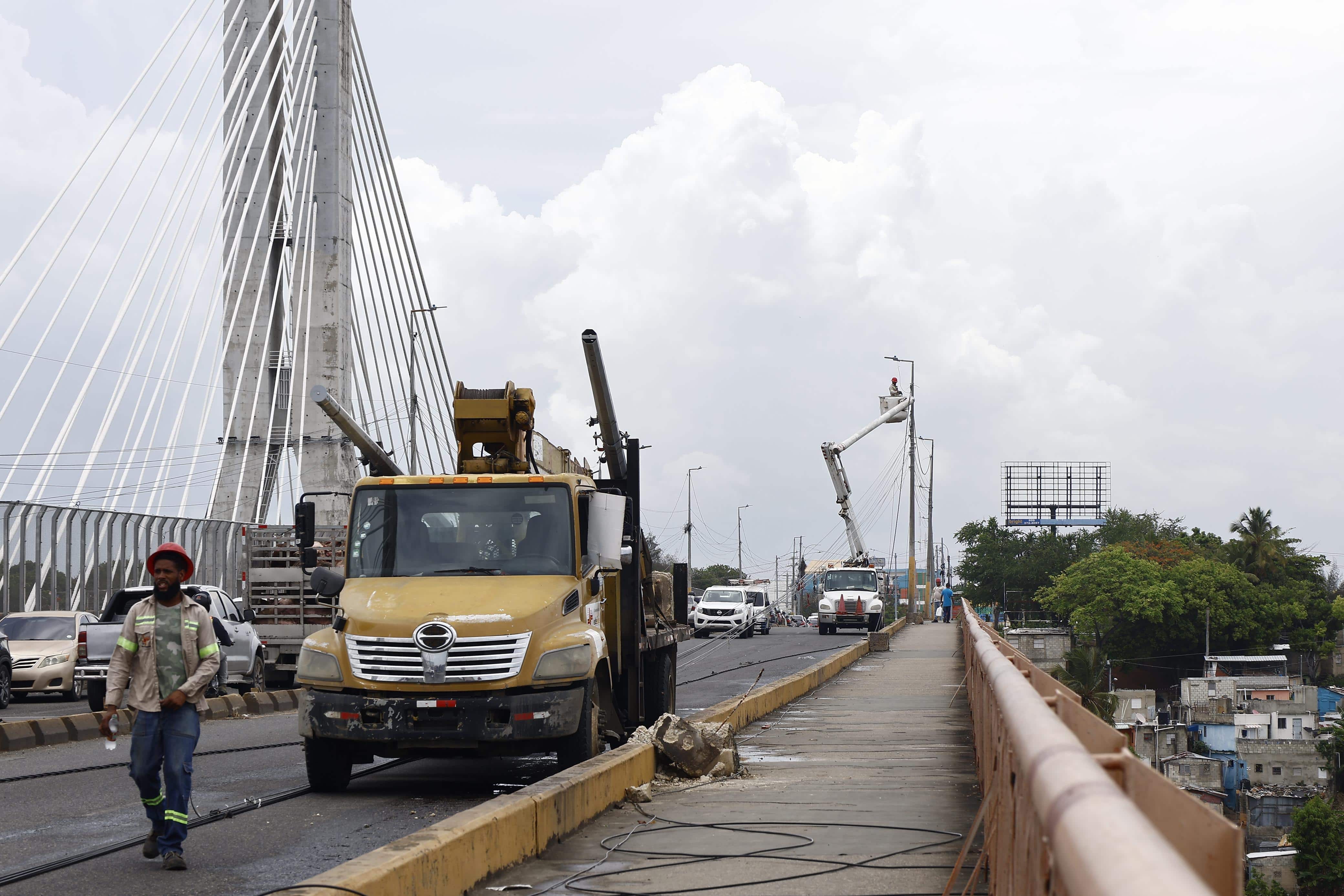 El desplome ocurrió alrededor de las 11:15 de la mañana en dirección oeste-este, desde el Distrito Nacional hacia Santo Domingo Este