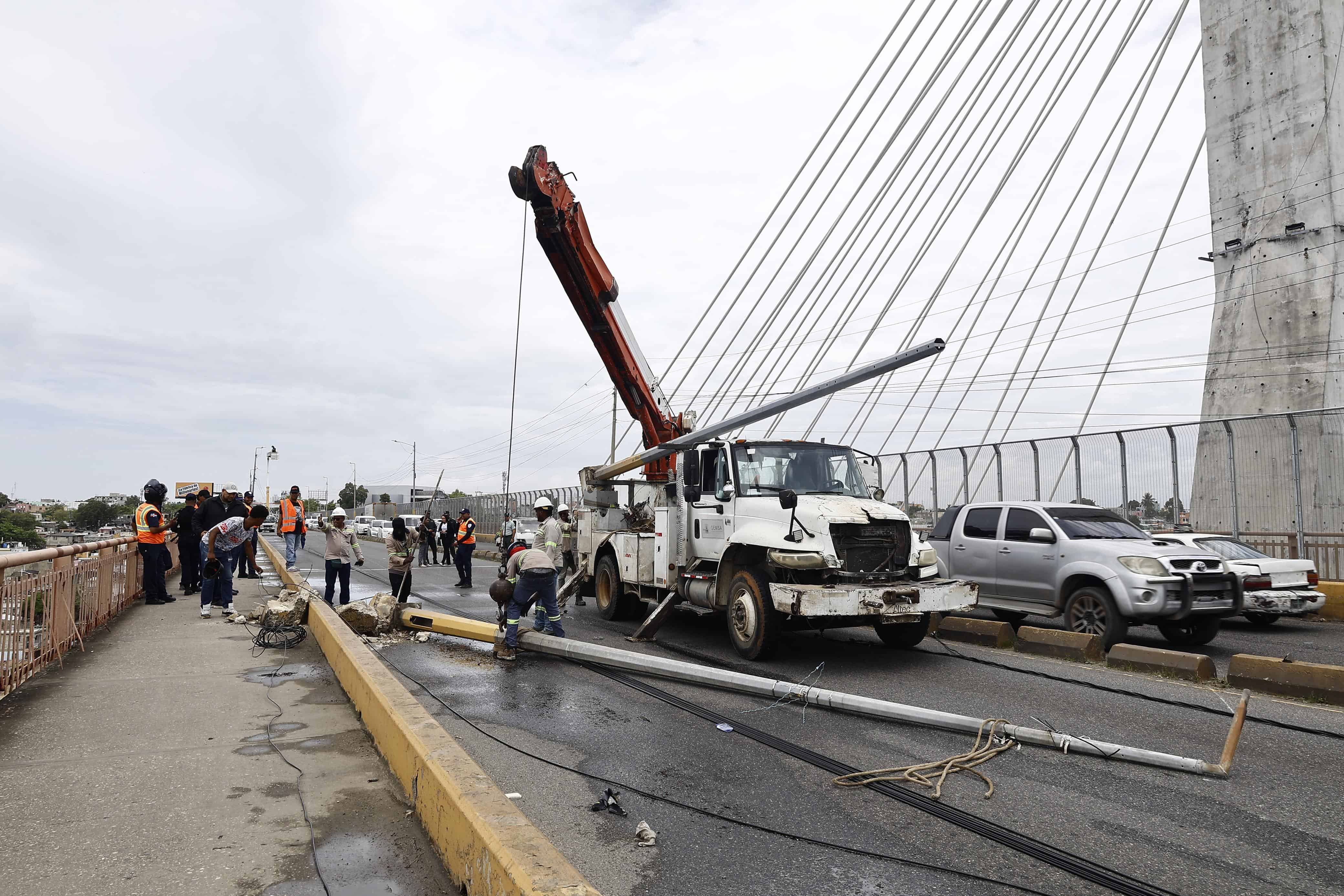 El desplome ocurrió alrededor de las 11:15 de la mañana en dirección oeste-este, desde el Distrito Nacional hacia Santo Domingo Este