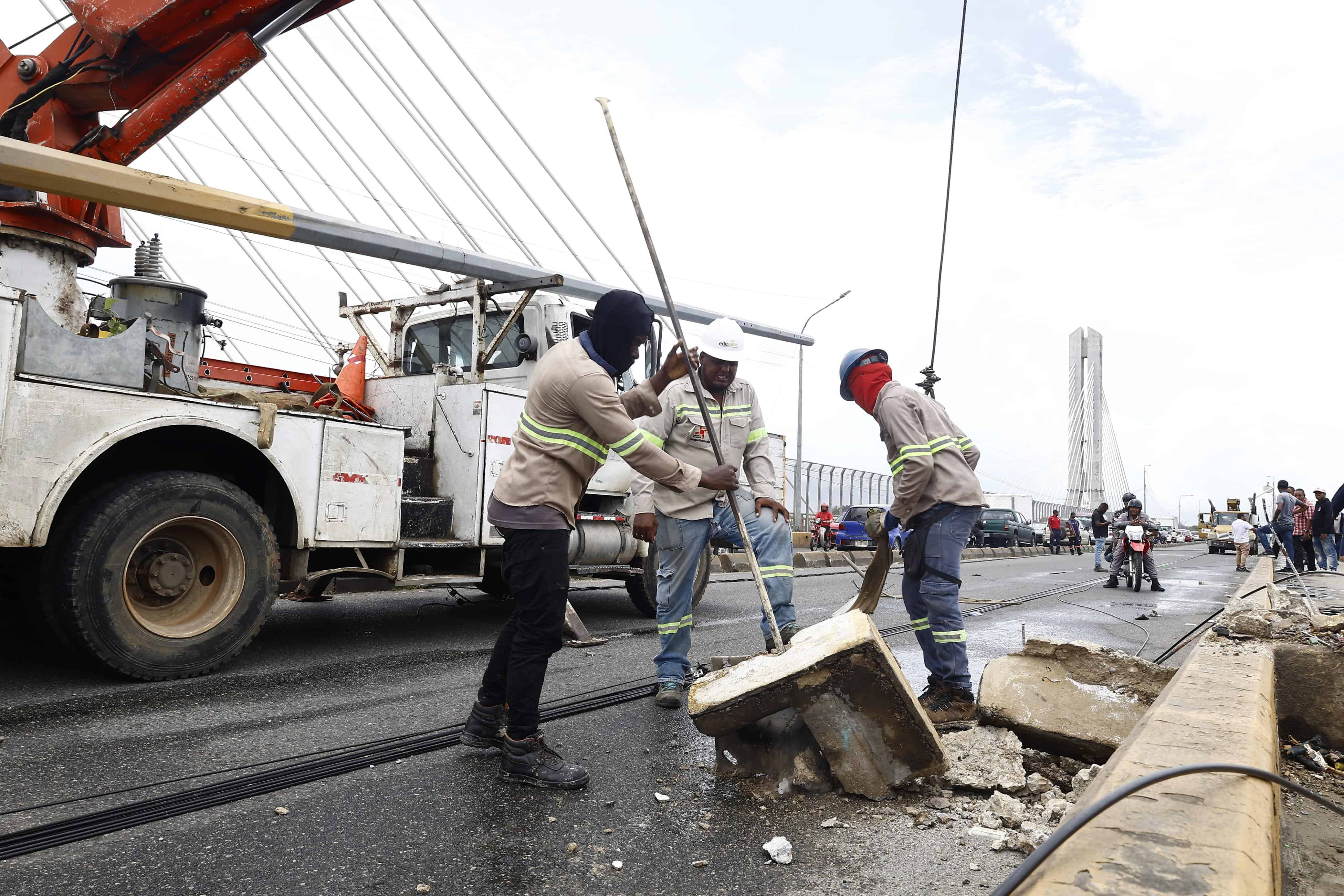 El desplome ocurrió alrededor de las 11:15 de la mañana en dirección oeste-este, desde el Distrito Nacional hacia Santo Domingo Este