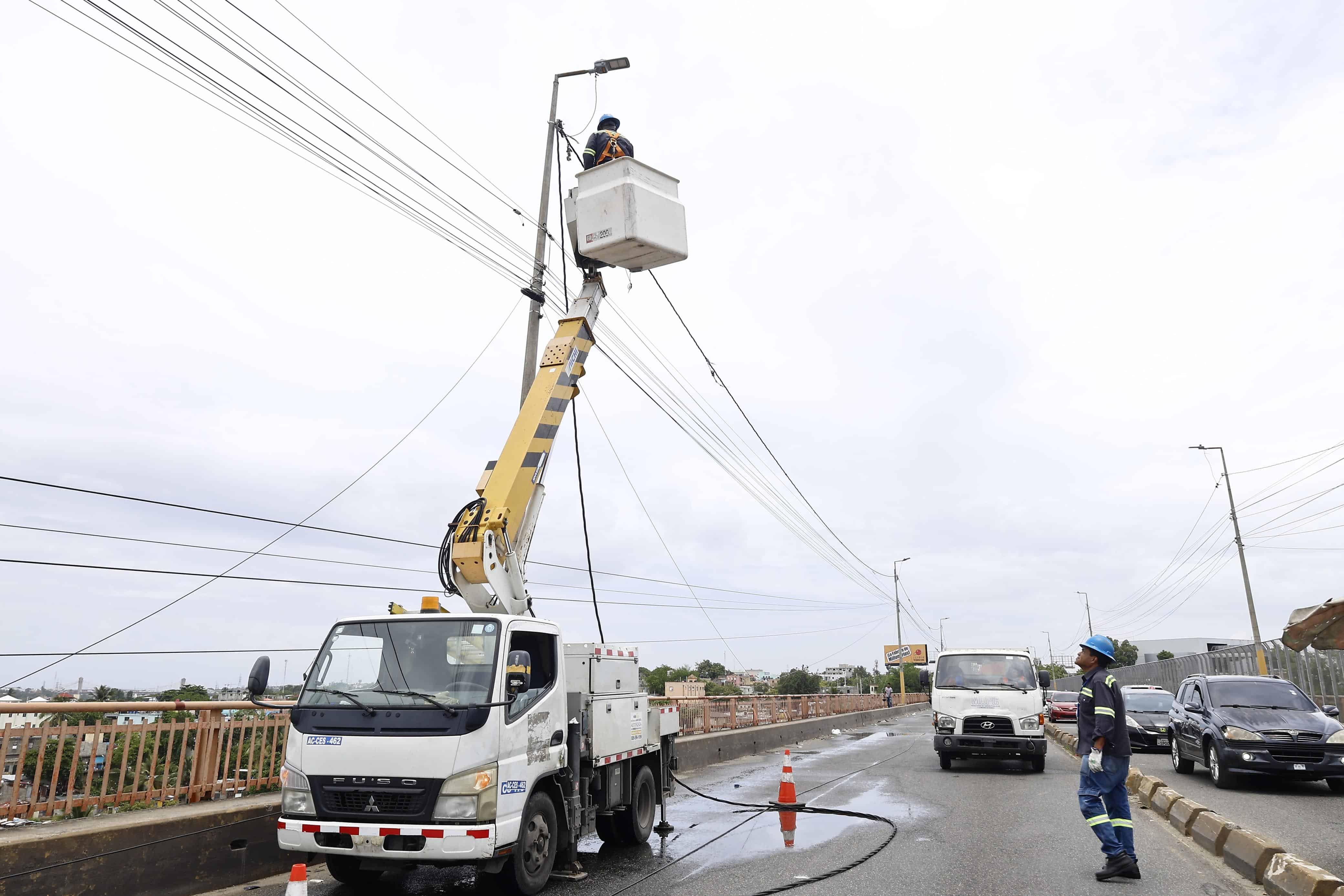 El desplome ocurrió alrededor de las 11:15 de la mañana en dirección oeste-este, desde el Distrito Nacional hacia Santo Domingo Este