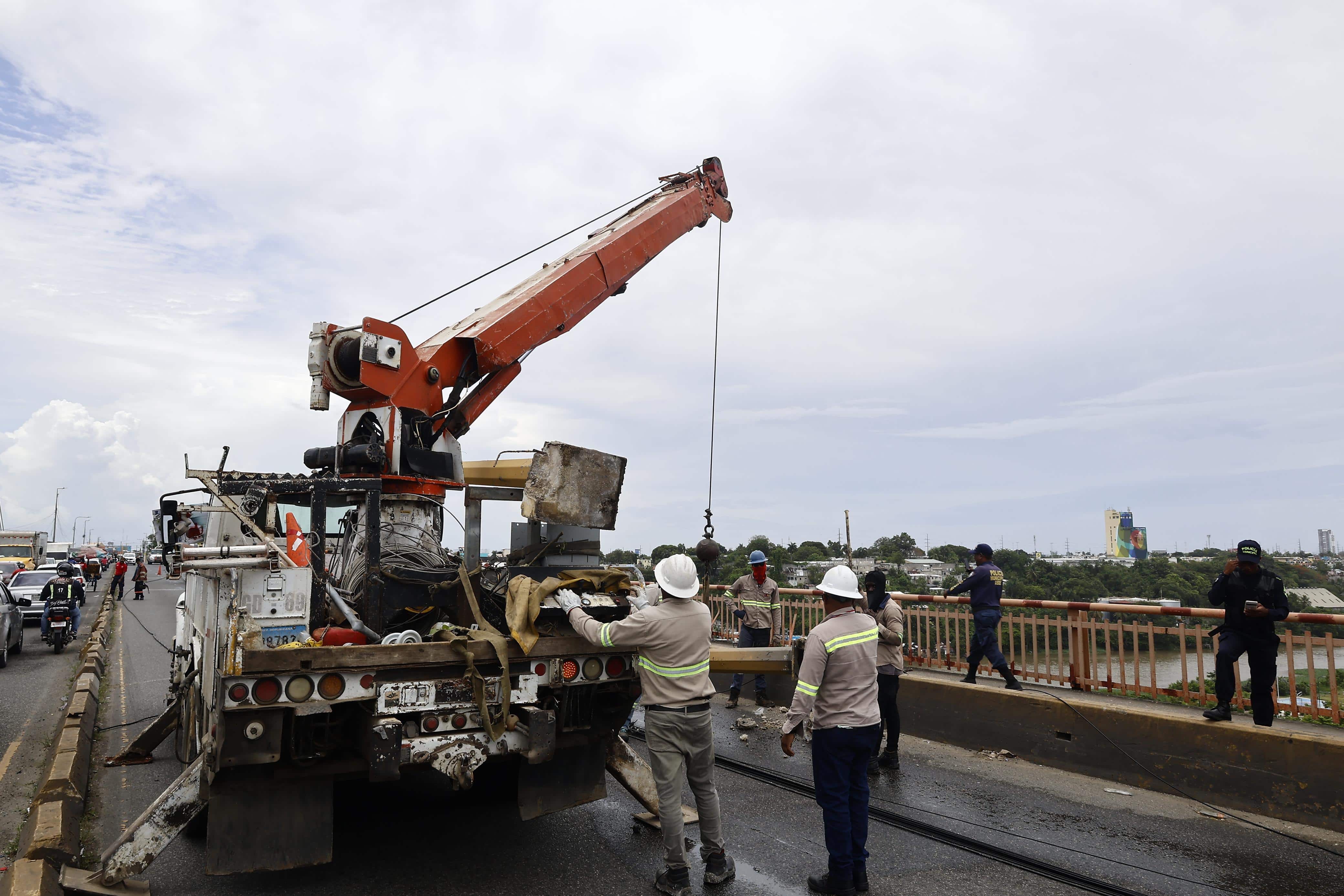 El desplome ocurrió alrededor de las 11:15 de la mañana en dirección oeste-este, desde el Distrito Nacional hacia Santo Domingo Este