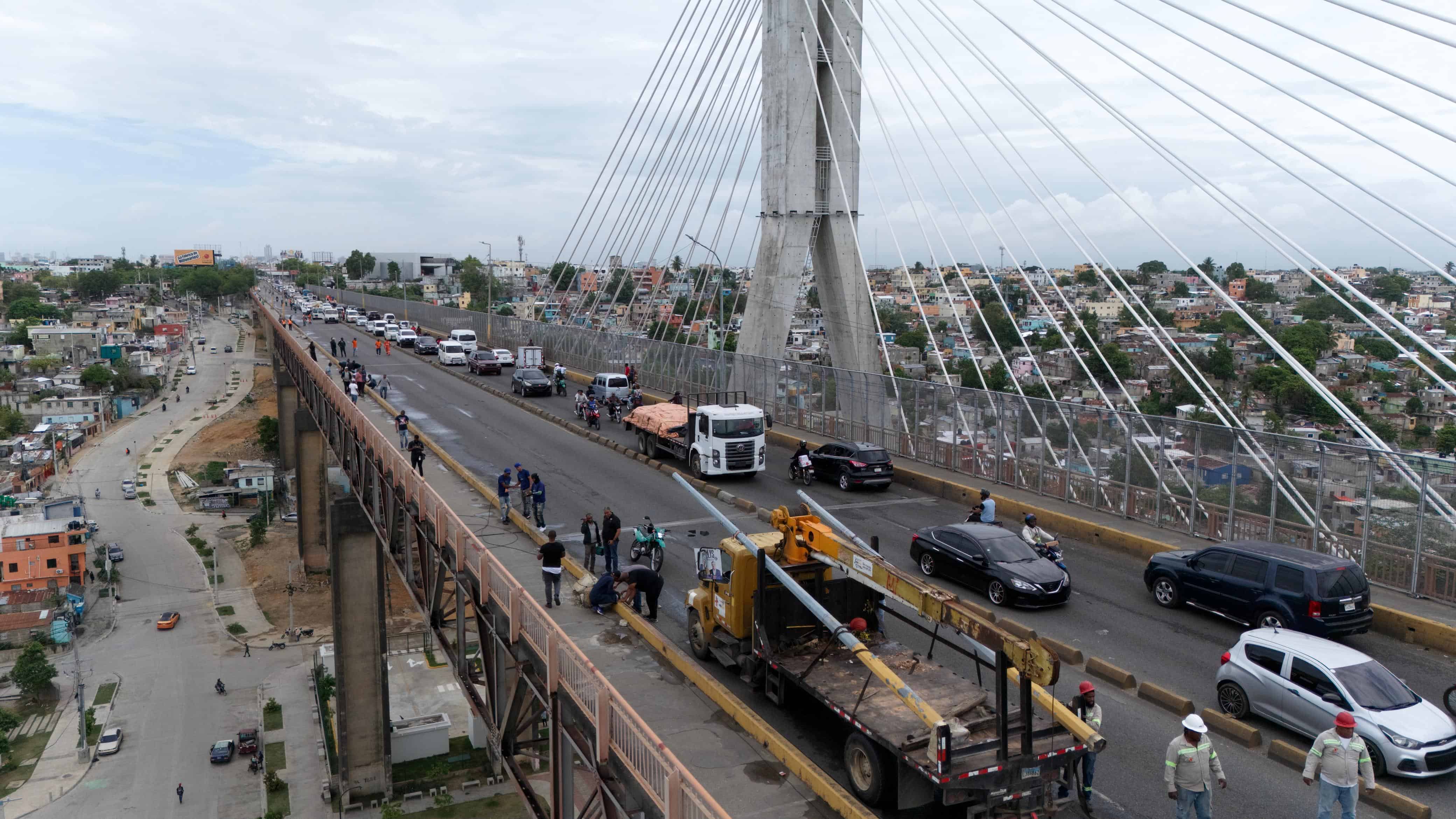 El desplome ocurrió alrededor de las 11:15 de la mañana en dirección oeste-este, desde el Distrito Nacional hacia Santo Domingo Este