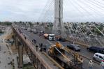 Investigan caída de postes en puente de la 17; tránsito opera de forma restringida