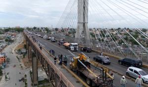 Investigan caída de postes en puente de la 17; tránsito opera de forma restringida