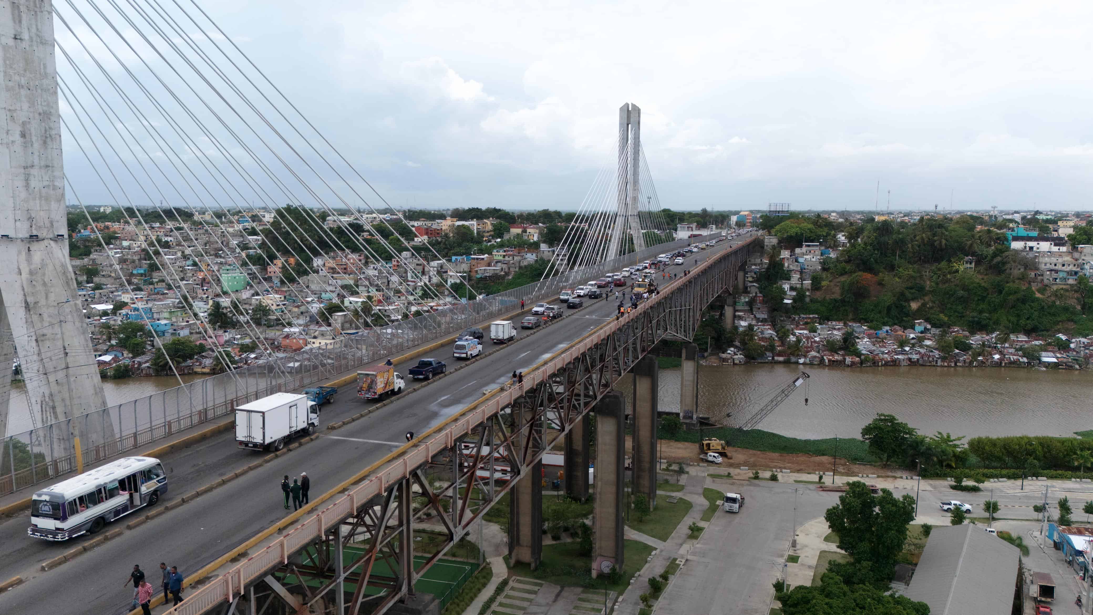 El desplome ocurrió alrededor de las 11:15 de la mañana en dirección oeste-este, desde el Distrito Nacional hacia Santo Domingo Este