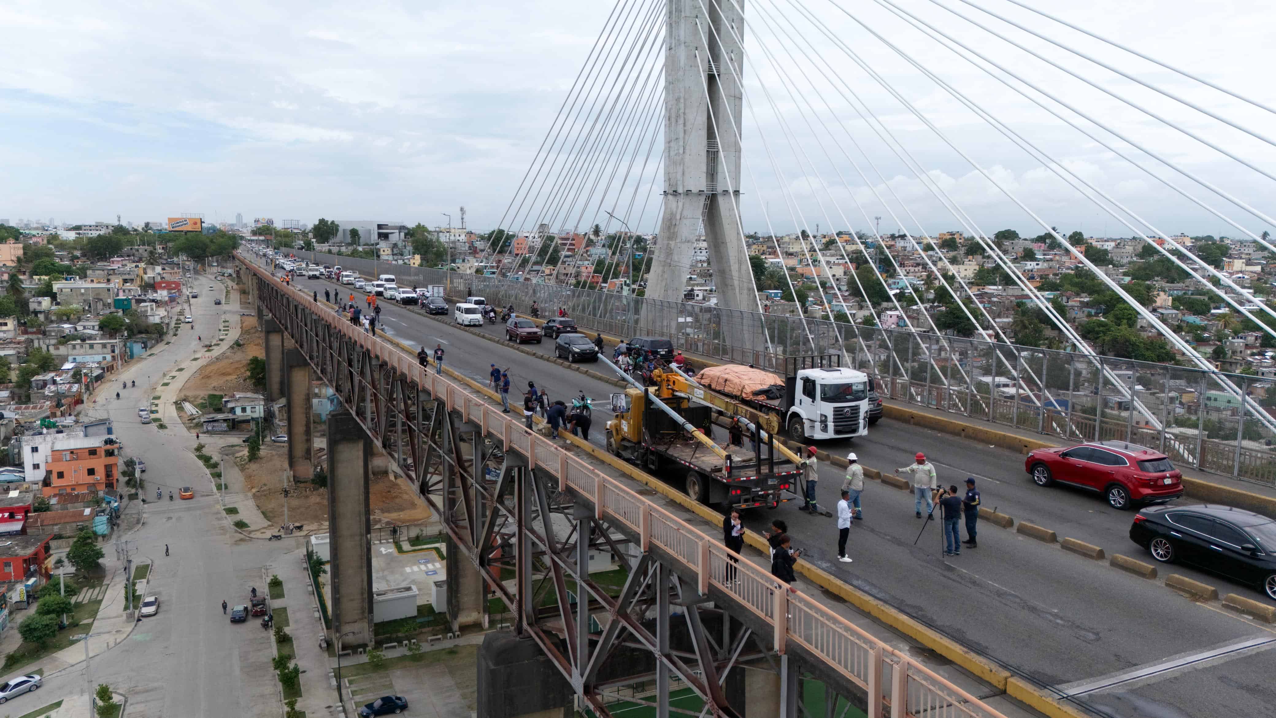 El desplome ocurrió alrededor de las 11:15 de la mañana en dirección oeste-este, desde el Distrito Nacional hacia Santo Domingo Este