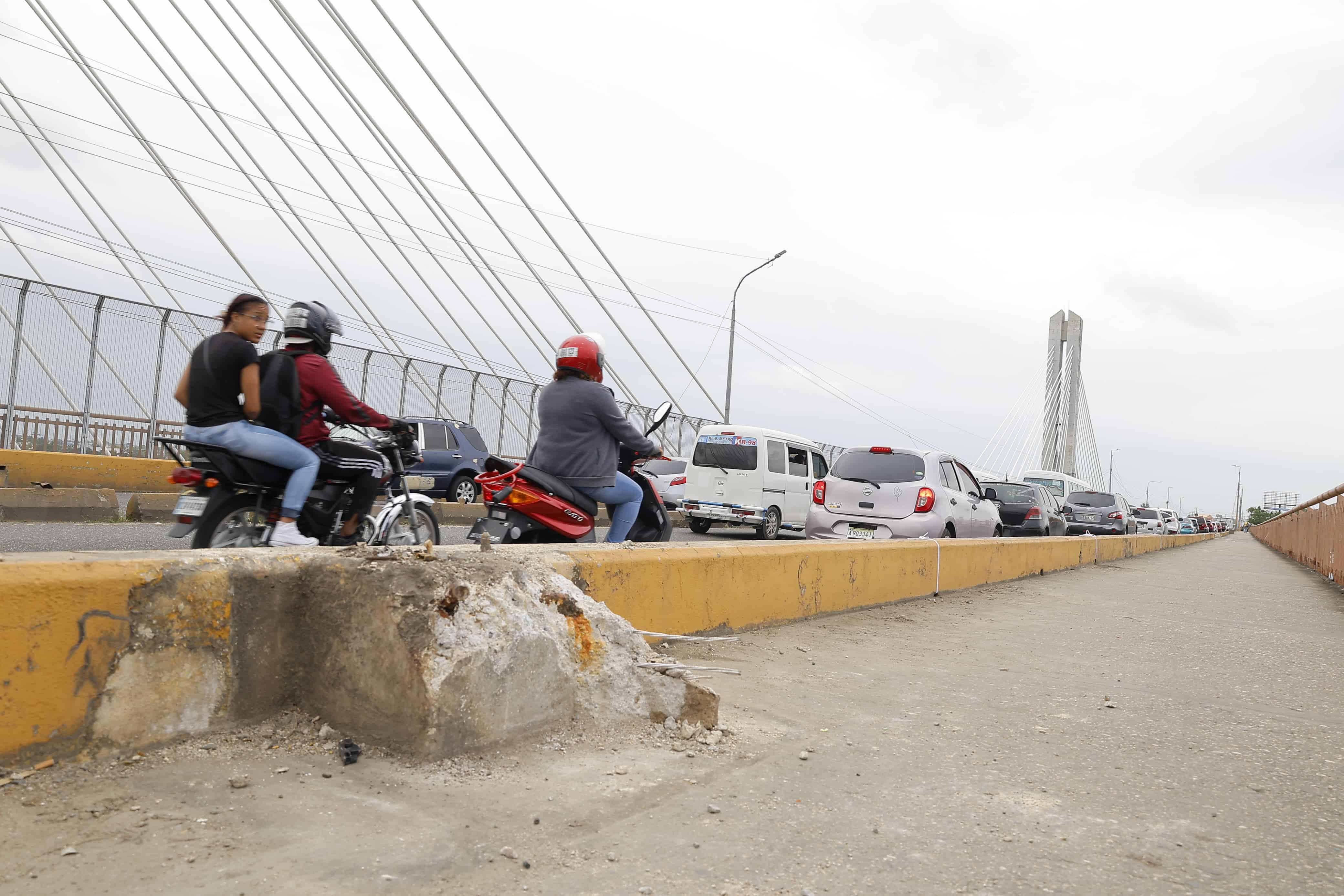 El tránsito vehicular en el puente Francisco del Rosario Sánchez, conocido como el puente de la 17, luego de la caída de los postes.