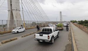 El tránsito fluye con normalidad en el puente de la 17 tras el retiro de postes caídos