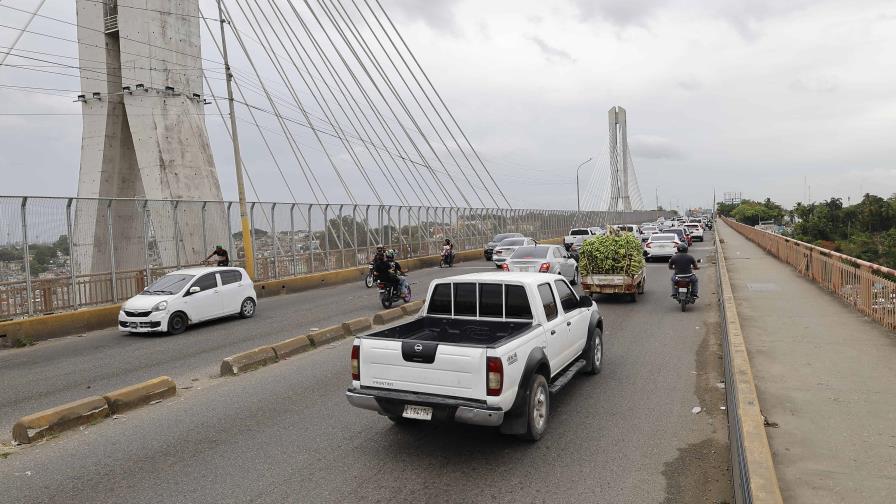 El tránsito fluye con normalidad en el puente de la 17 tras el retiro de postes caídos El tránsito fluye con normalidad en el puente de la 17 tras el retiro de postes caídos