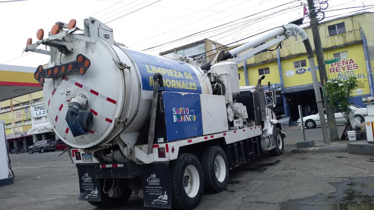 Realizan trabajos de mantenimiento del drenaje pluvial en puntos críticos del Distrito Nacional, este 9 de mayo de 2025.