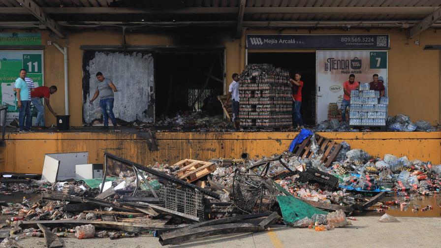 Abinader asegura que da seguimiento a la reconstrucción del Merca Santo Domingo tras incendio