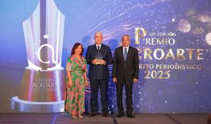 Aníbal de Castro recibe el Premio al Mérito Periodístico de Acroarte