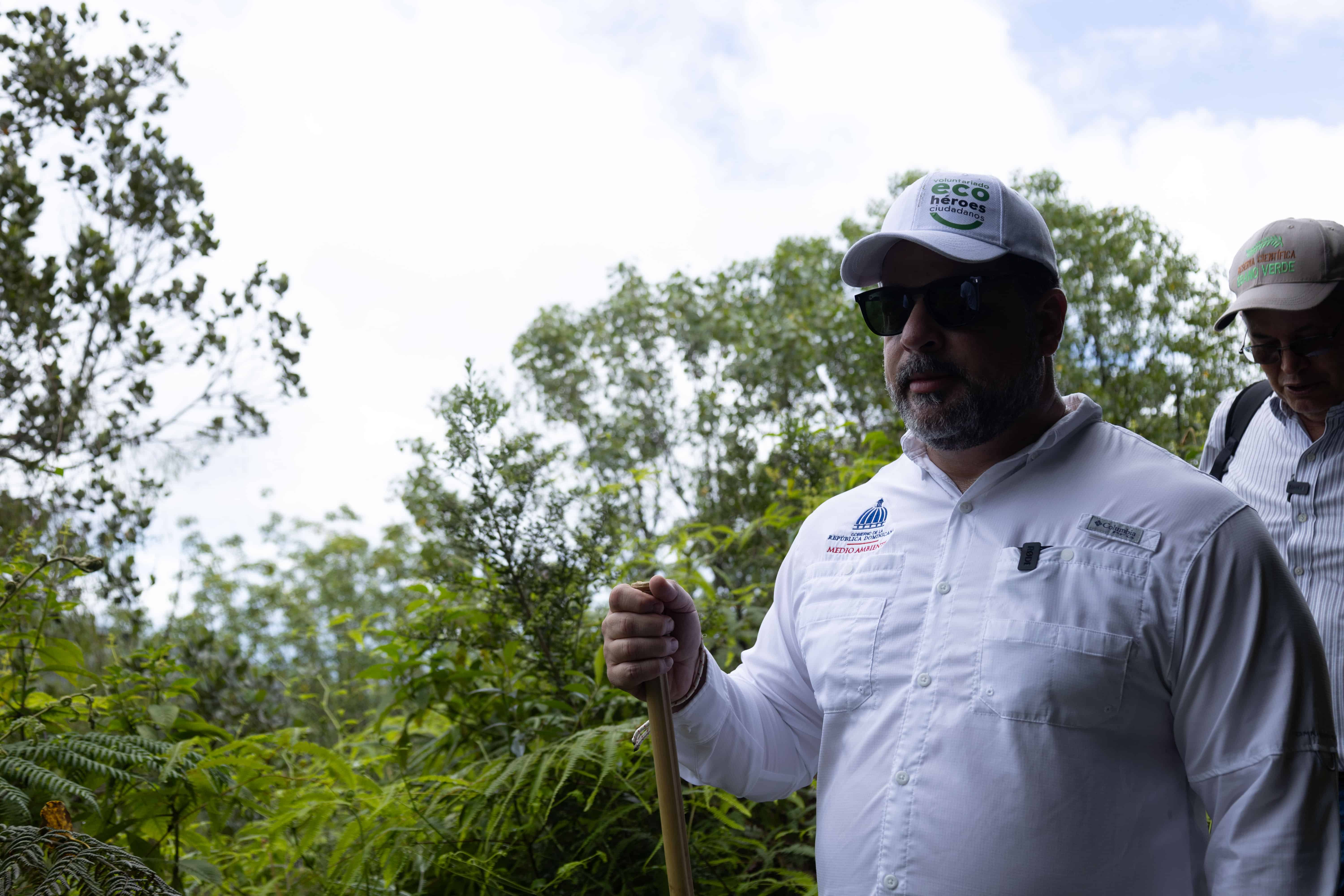 El ministro de Medio Ambiente, Paíno Henríquez, durante recorrido. 