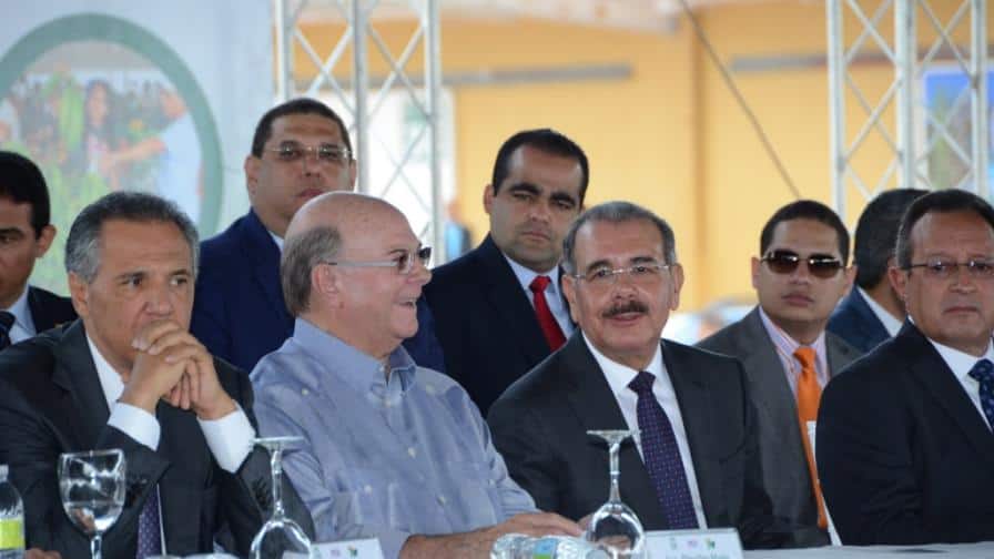 Danilo Medina e Hipólito Mejía en la inauguración del Merca Santo Domingo en mayo del 2014.