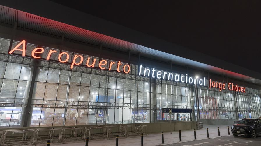 Nuevo aeropuerto de Lima es sancionado por reflejo de vidrios en la torre de control Nuevo aeropuerto de Lima es sancionado por reflejo de vidrios en la torre de control