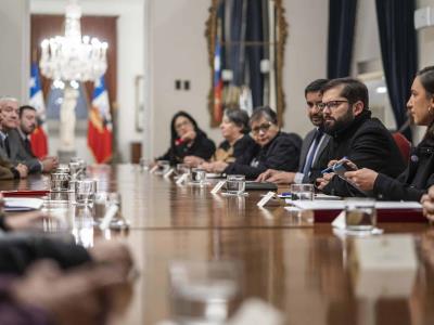 Gabriel Boric entrega carpetas de calificación en Chile