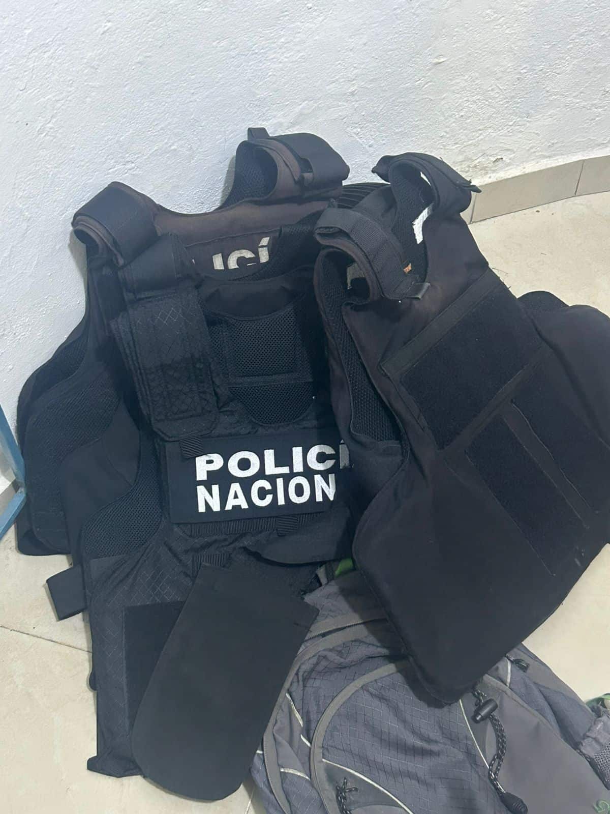 También tenían chalecos de la policía. 