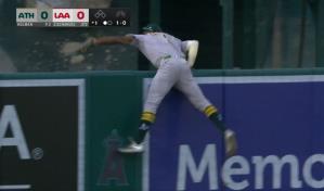 Así fue la espectacular atrapada del novato Denzel Clarke para robarse un jonrón