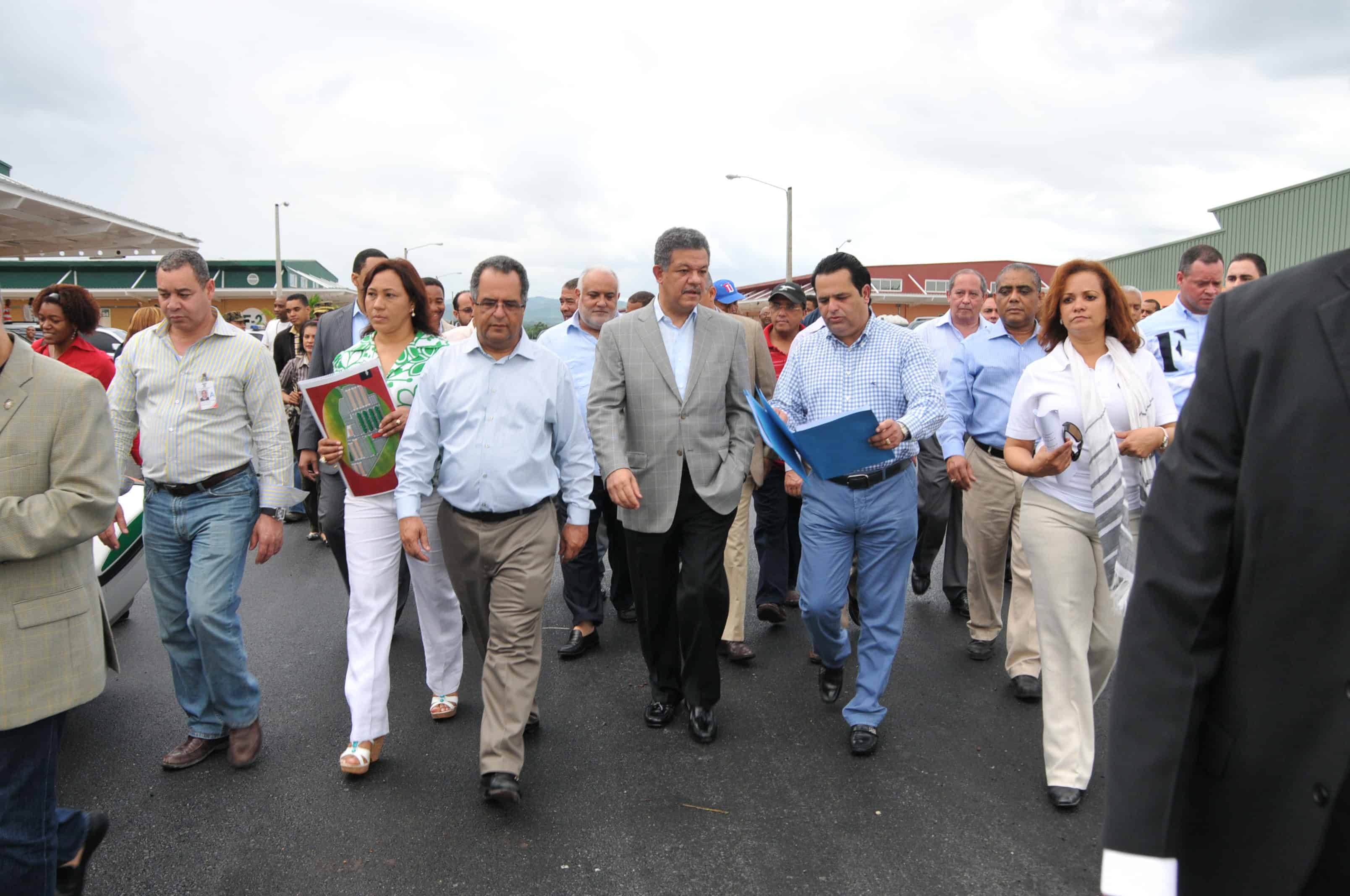 El presidente Leonel Fernández visita las obras del Merca Santo Domingo en octubre del 2011. 