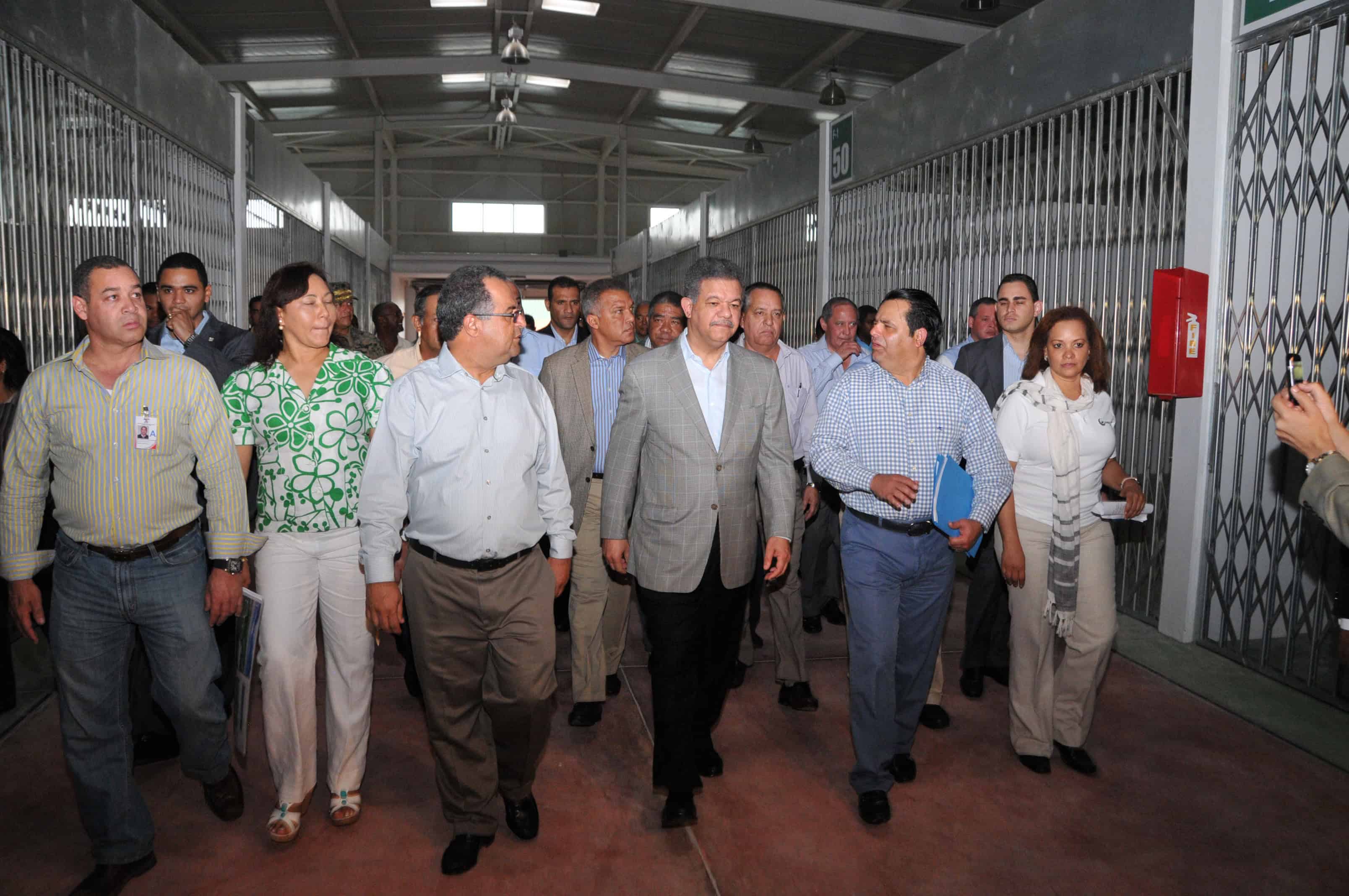 El presidente Leonel Fernández visita las obras del Merca Santo Domingo en octubre del 2011. 