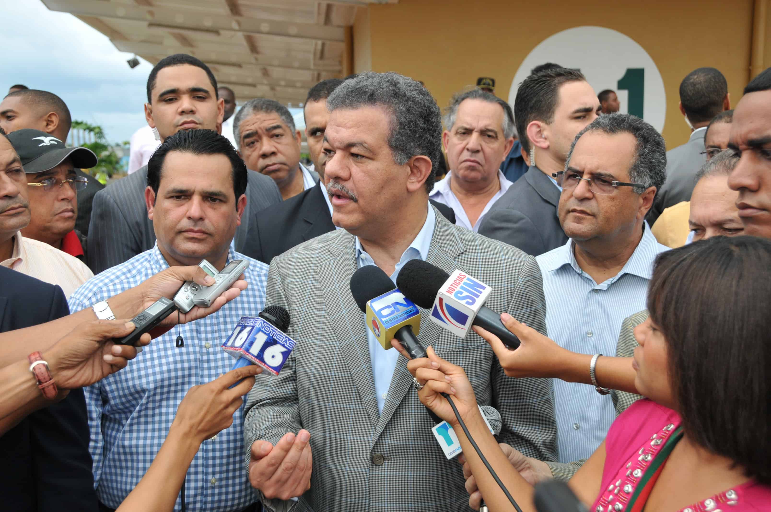 El presidente Leonel Fernández visita las obras del Merca Santo Domingo en octubre del 2011. 