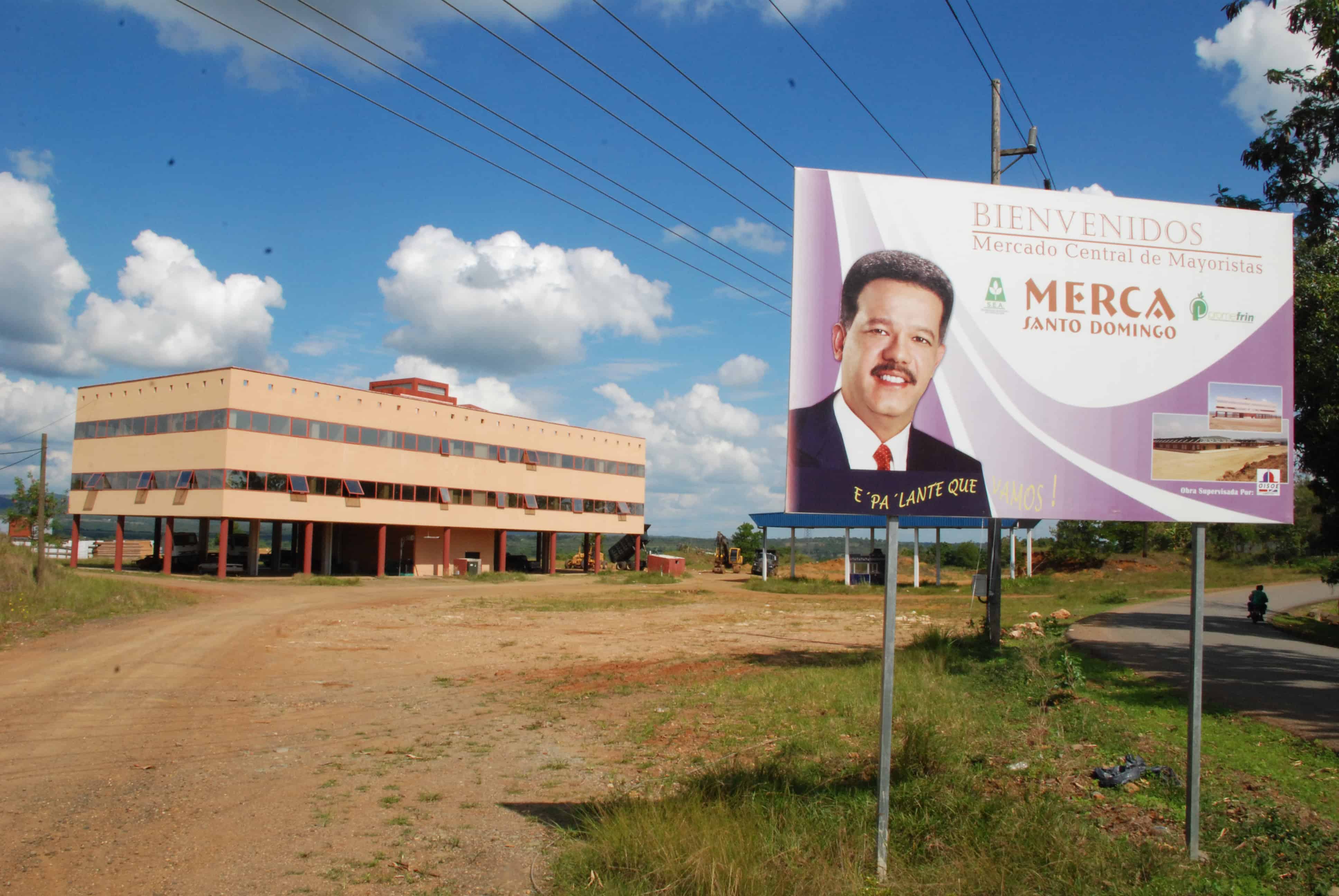 Imagen del Merca Santo Domingo en etapa de construcción, la cual inició en el gobierno de Hipólito Mejía. 