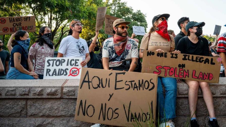 Cientos de personas salen a la calle en Texas para apoyar las protestas de Los Ángeles Cientos de personas salen a la calle en Texas para apoyar las protestas de Los Ángeles