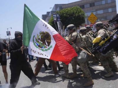 La bandera mexicana, símbolo de las protestas de Los Ángeles