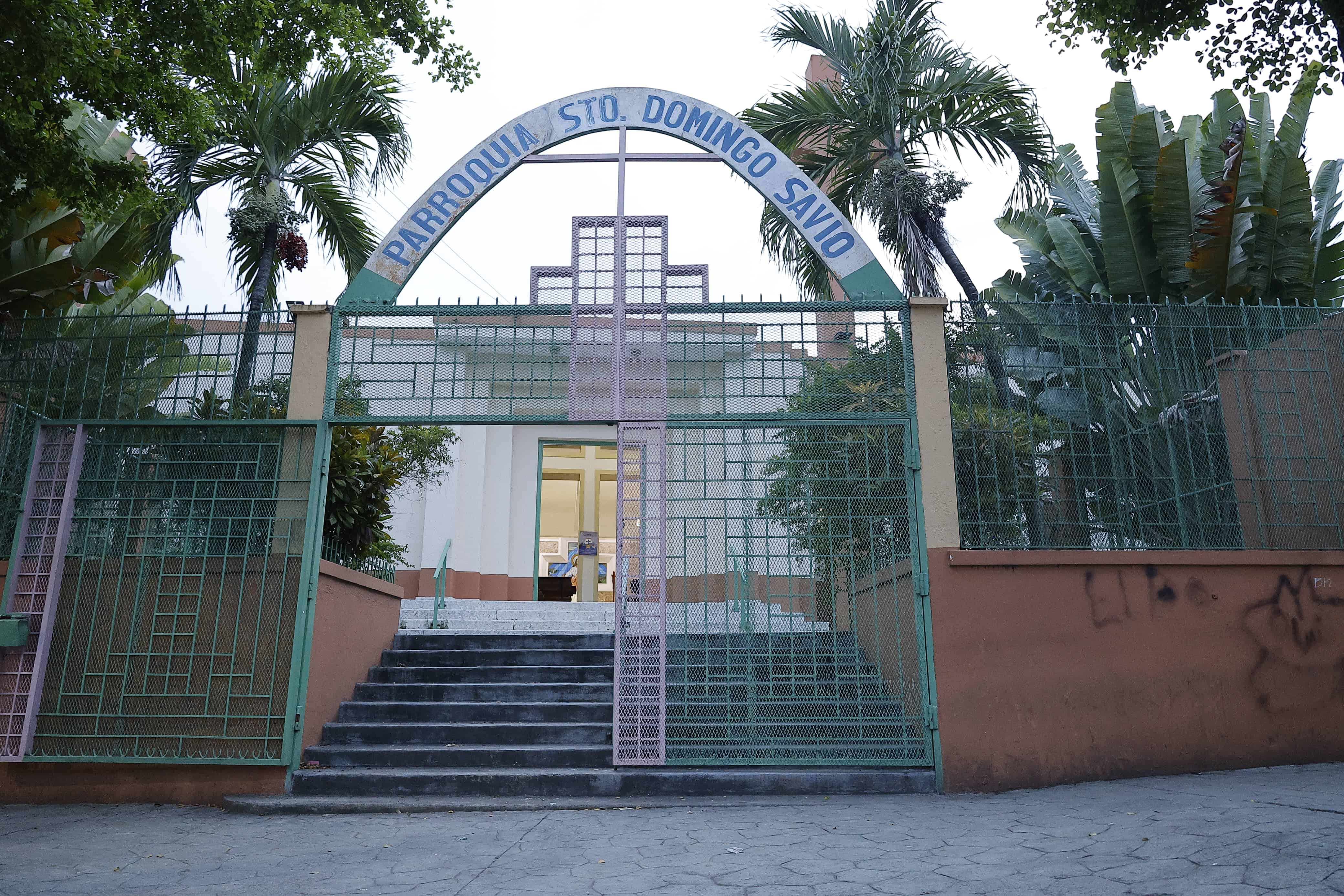 Entrada principal de la Iglesia Domingo Savio del sector Guachupita.