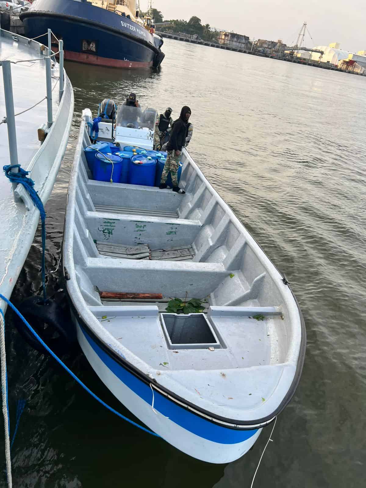 La lancha Go Fast utilizada por los hombres durante la persecución en San Pedro de Macorís.