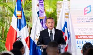 Henry Molina exhorta a futuros defensores públicos a priorizar la dignidad humana