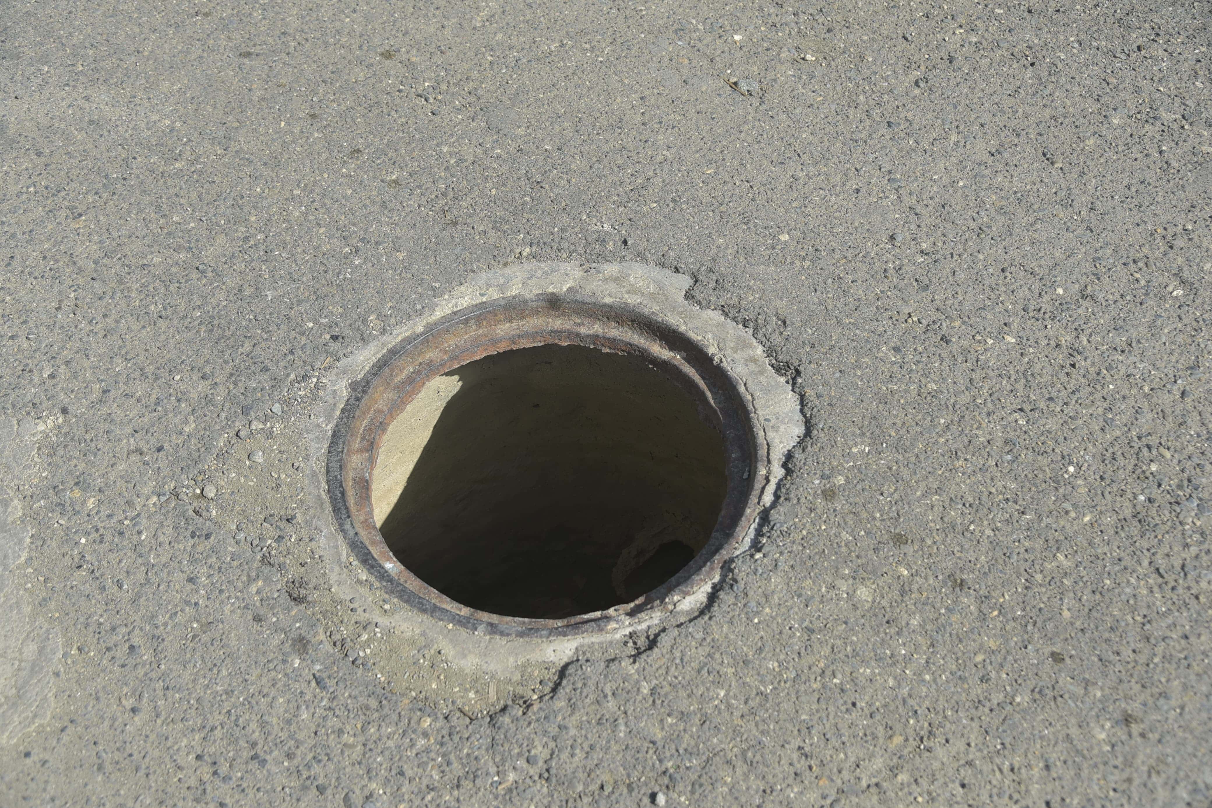 Alcantarilla sin tapa en una de las calles del sector Villa María de Santiago, representan un peligro para los peatones, este 10 de mayo de 2025.