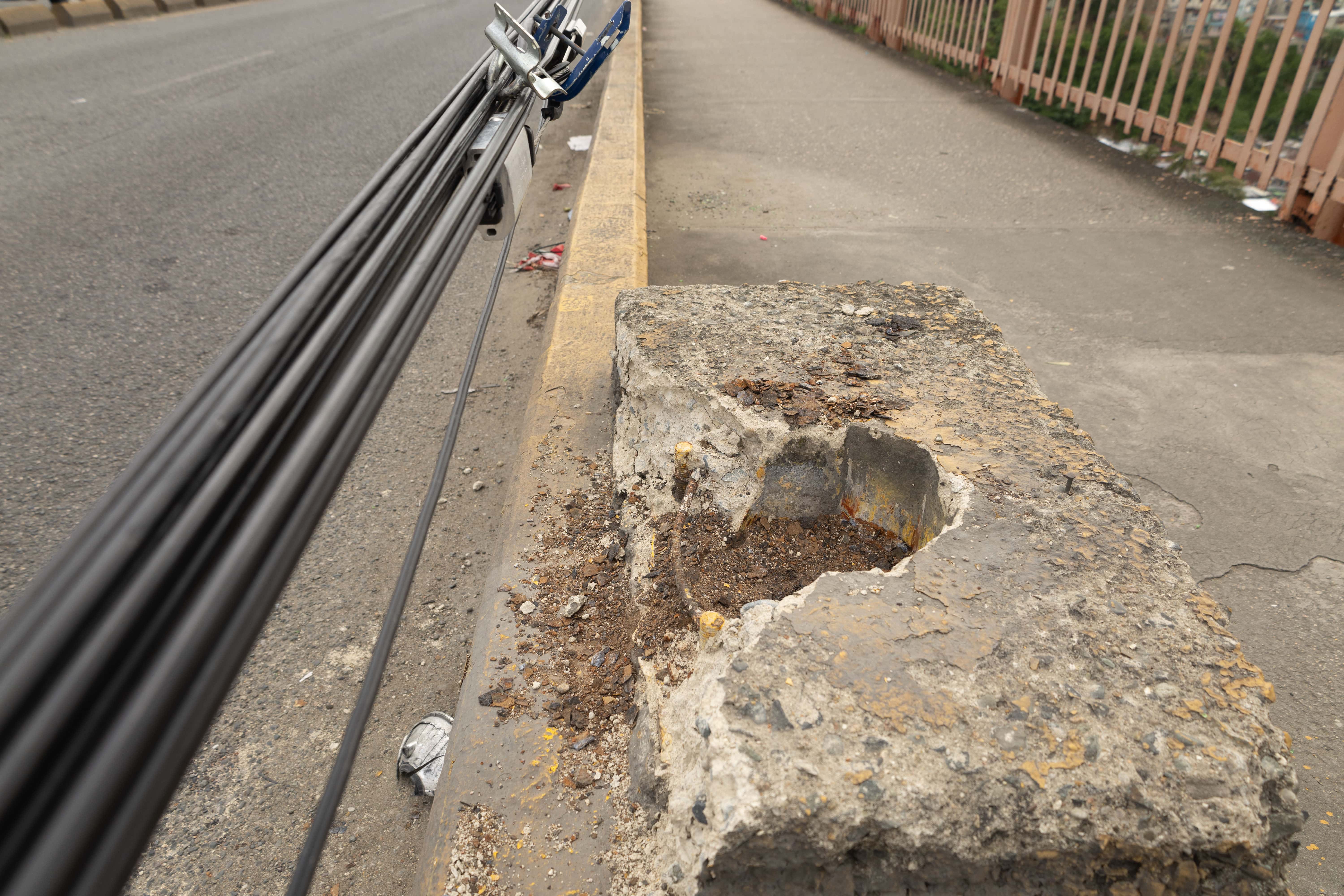 Los cables que se cayeron de los cuatro postes aún están en el suelo.