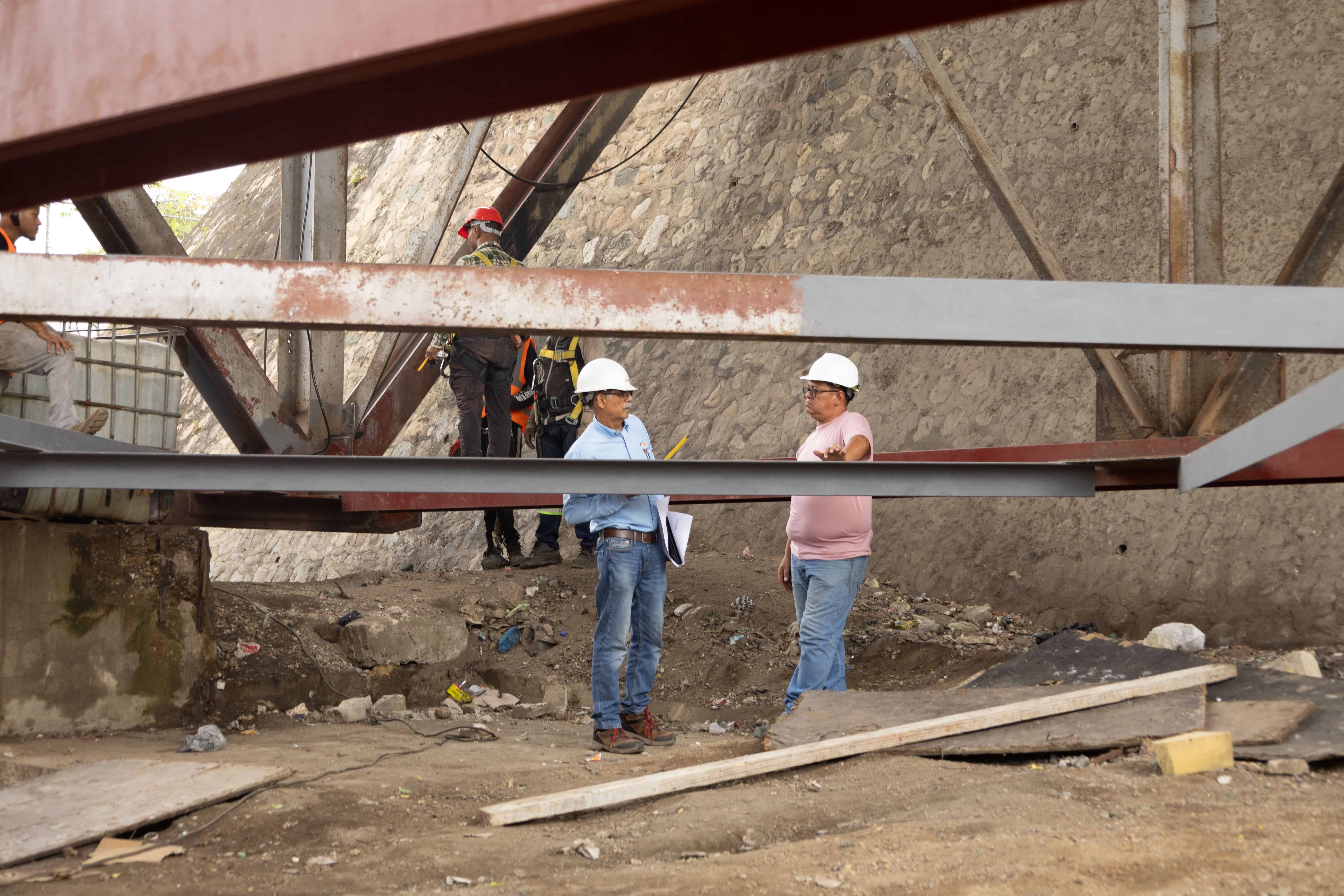 Ingenieros de la empresa Pinsa en labores de restauración en la cabecera del puente de la 17 del lado de Los Mina.