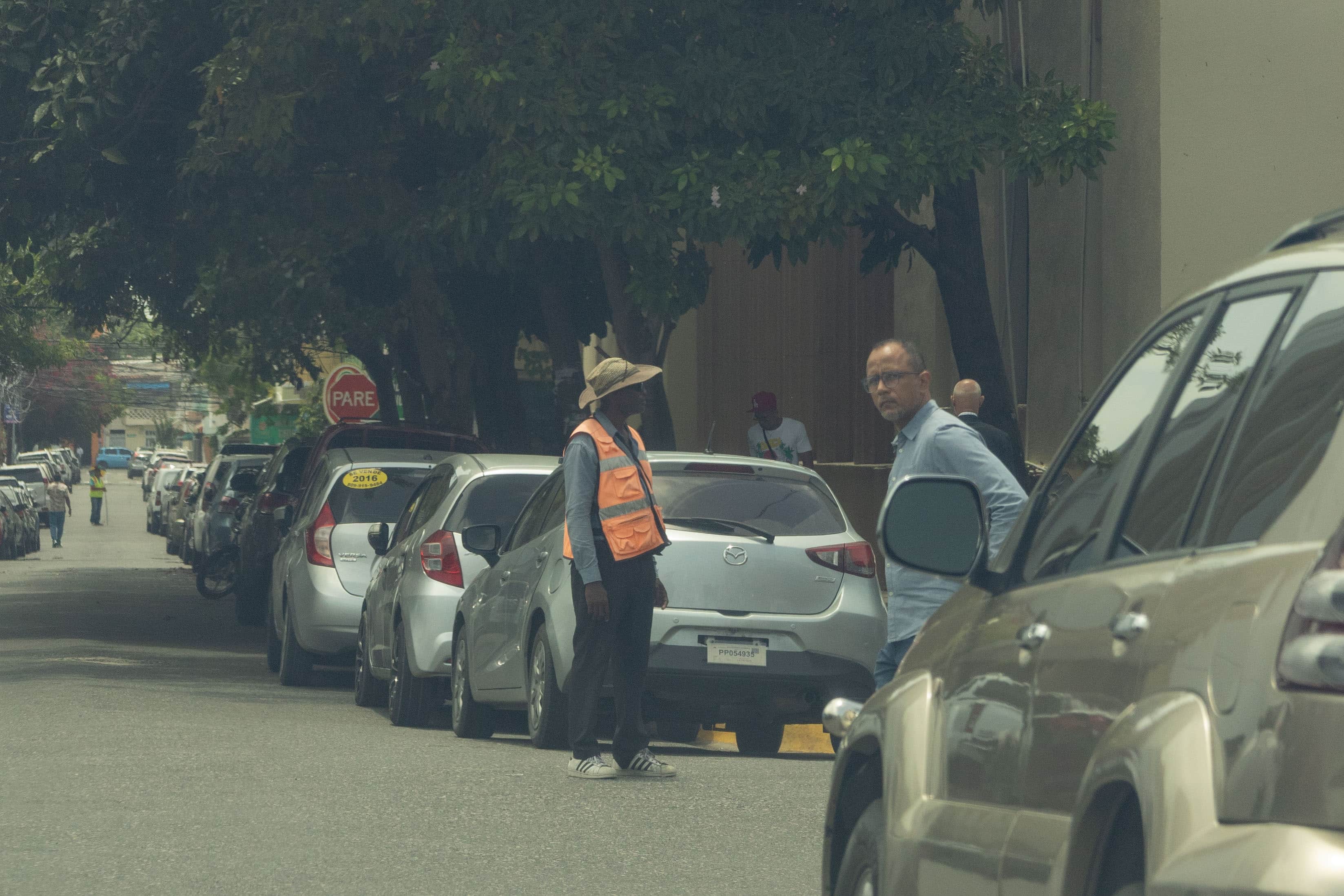 Los parqueadores están por cualquier calle de la ciudad.