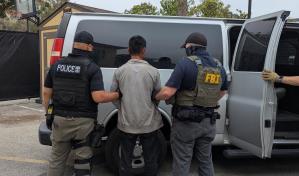 Redadas a discreción y con aire militar: nuevas tácticas para apresar migrantes en EE. UU.